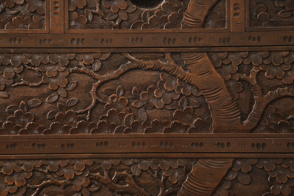 中古　美品　軽井沢彫り　細やかな彫り込みが美しいチェスト(和たんす、引き出し、整理箪笥)(R-052949)