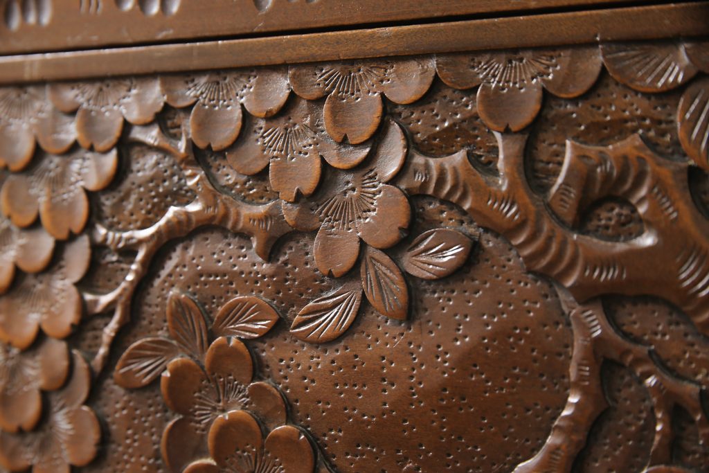 中古　美品　軽井沢彫り　細やかな彫り込みが美しいチェスト(和たんす、引き出し、整理箪笥)(R-052949)