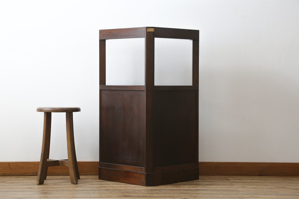 中古　美品　松本民芸家具　丁寧に面取りされたデザインが魅力的な隅棚(コーナーキャビネット、収納棚、戸棚、電話台)(定価約22万円)(R-065229)