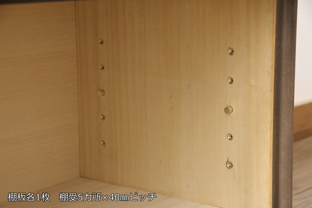 ワードローブとチェストをテレビボードにリメイク!内部に可動式の棚板を設置し、引き戸には模様入りのガラスを使用。新材は元の材に合わせた色味に仕上げ。