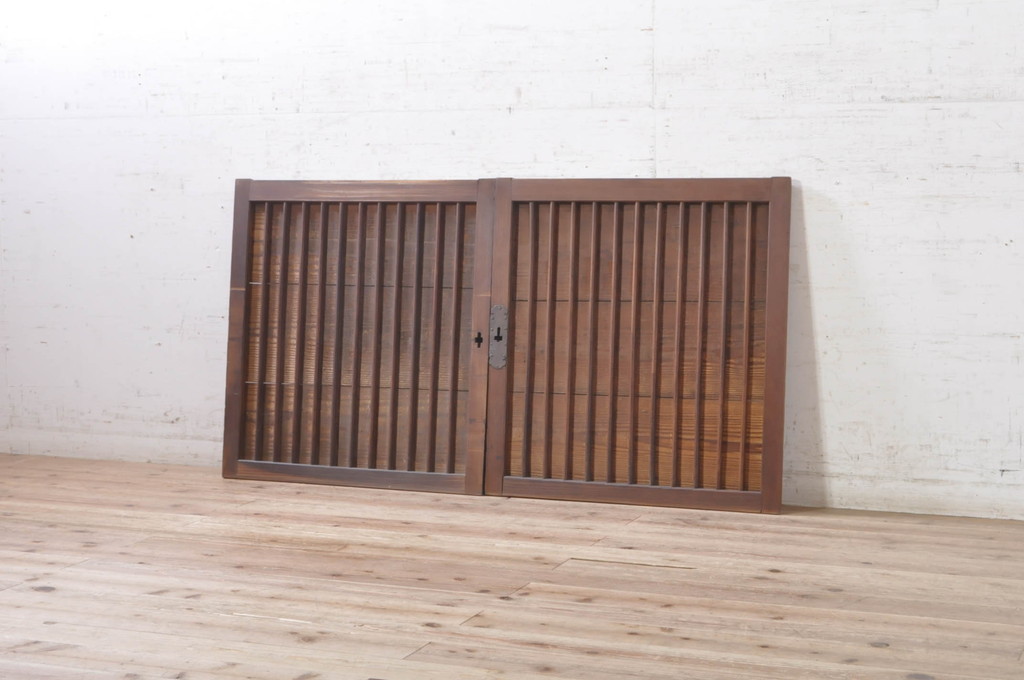 アンティーク建具　欅(ケヤキ)材枠　和の空間を演出する縦桟板戸窓2枚セット(引き戸、格子戸)(R-073610)