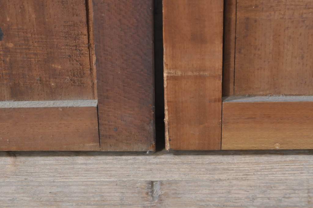 アンティーク建具　総欅(ケヤキ)材　経年を感じさせる木味が魅力の板戸窓2枚セット(引き戸)(R-073614)