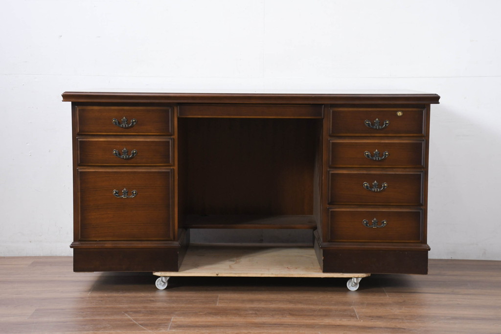 中古　美品　カリモク家具(karimoku)　COLONIAL(コロニアル)シリーズ　カントリースタイルのお部屋作りにおすすめのおしゃれな両袖机(在宅ワーク用、在宅用ワークデスク、書斎机)(定価約27万円)(R-081788)