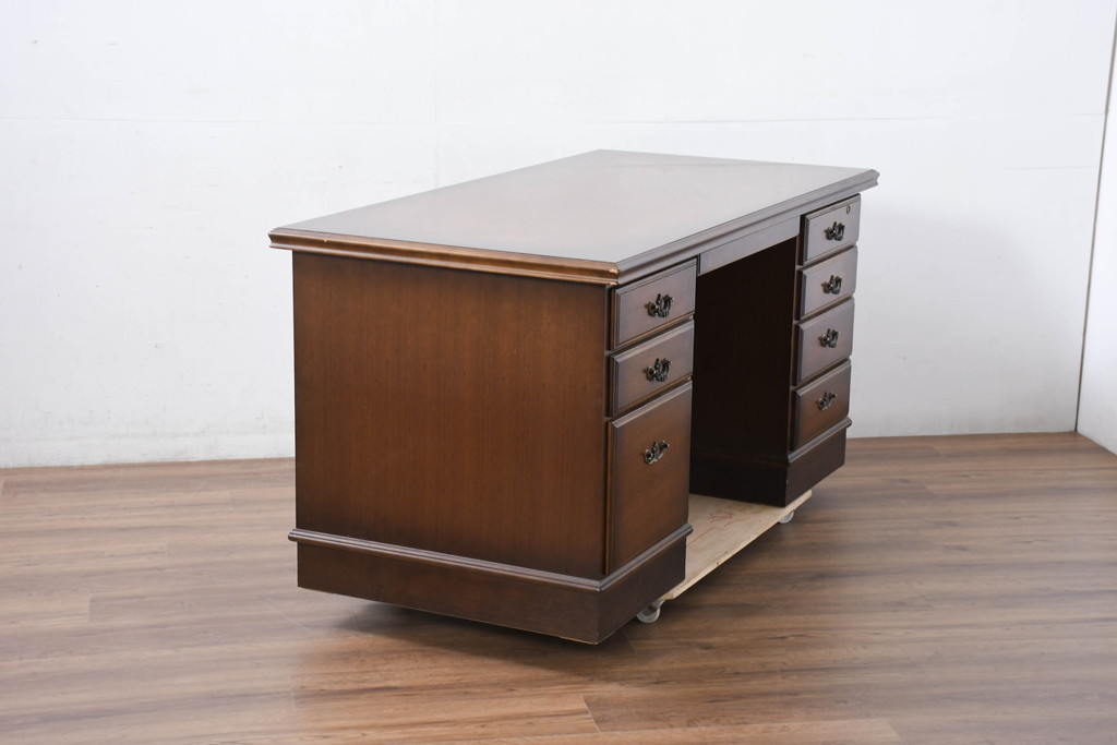 中古　美品　カリモク家具(karimoku)　COLONIAL(コロニアル)シリーズ　カントリースタイルのお部屋作りにおすすめのおしゃれな両袖机(在宅ワーク用、在宅用ワークデスク、書斎机)(定価約27万円)(R-081788)