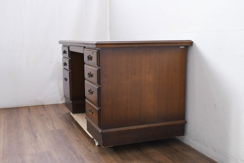 中古　美品　カリモク家具(karimoku)　COLONIAL(コロニアル)シリーズ　カントリースタイルのお部屋作りにおすすめのおしゃれな両袖机(在宅ワーク用、在宅用ワークデスク、書斎机)(定価約27万円)(R-081788)