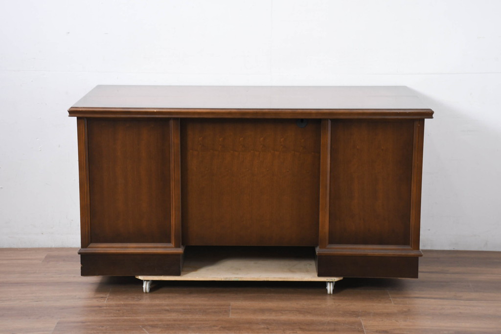 中古　美品　カリモク家具(karimoku)　COLONIAL(コロニアル)シリーズ　カントリースタイルのお部屋作りにおすすめのおしゃれな両袖机(在宅ワーク用、在宅用ワークデスク、書斎机)(定価約27万円)(R-081788)