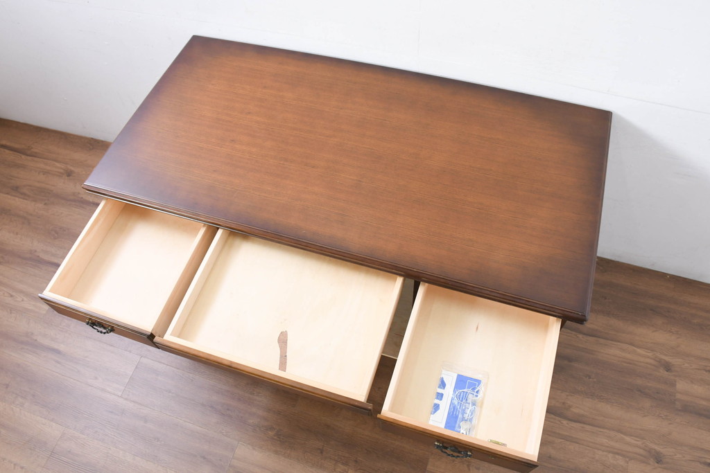 中古　美品　カリモク家具(karimoku)　COLONIAL(コロニアル)シリーズ　カントリースタイルのお部屋作りにおすすめのおしゃれな両袖机(在宅ワーク用、在宅用ワークデスク、書斎机)(定価約27万円)(R-081788)