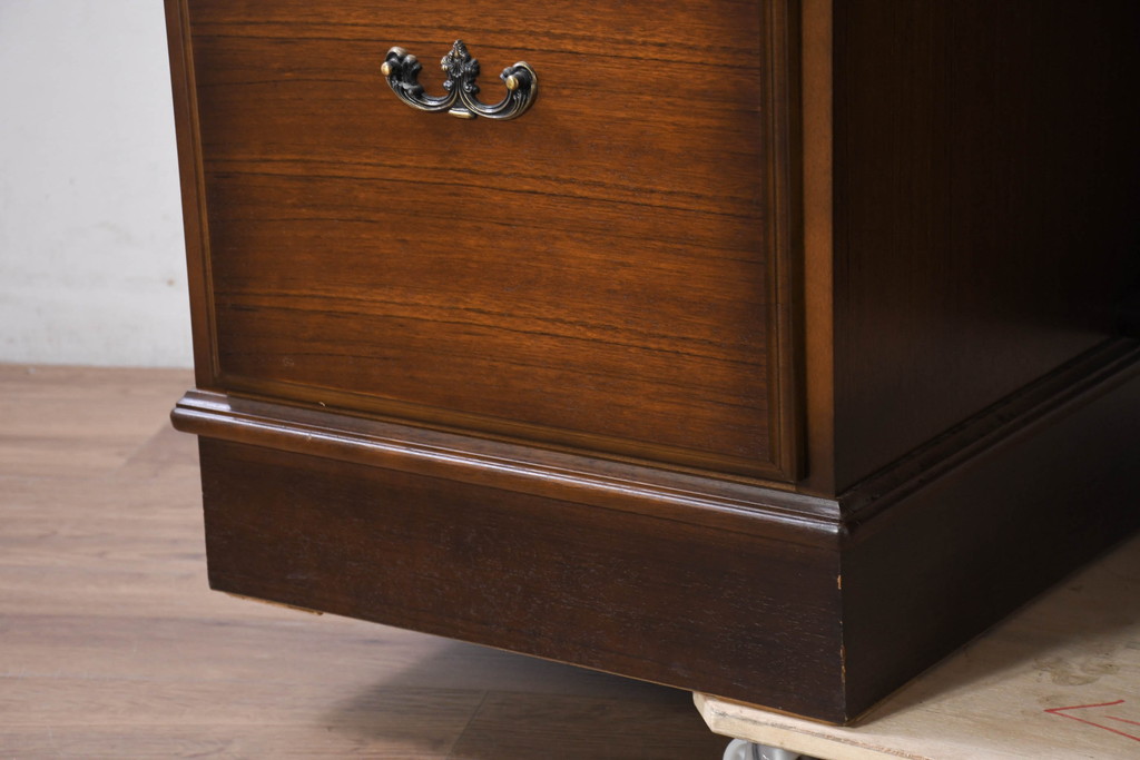 中古　美品　カリモク家具(karimoku)　COLONIAL(コロニアル)シリーズ　カントリースタイルのお部屋作りにおすすめのおしゃれな両袖机(在宅ワーク用、在宅用ワークデスク、書斎机)(定価約27万円)(R-081788)