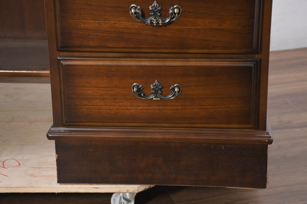 中古　美品　カリモク家具(karimoku)　COLONIAL(コロニアル)シリーズ　カントリースタイルのお部屋作りにおすすめのおしゃれな両袖机(在宅ワーク用、在宅用ワークデスク、書斎机)(定価約27万円)(R-081788)