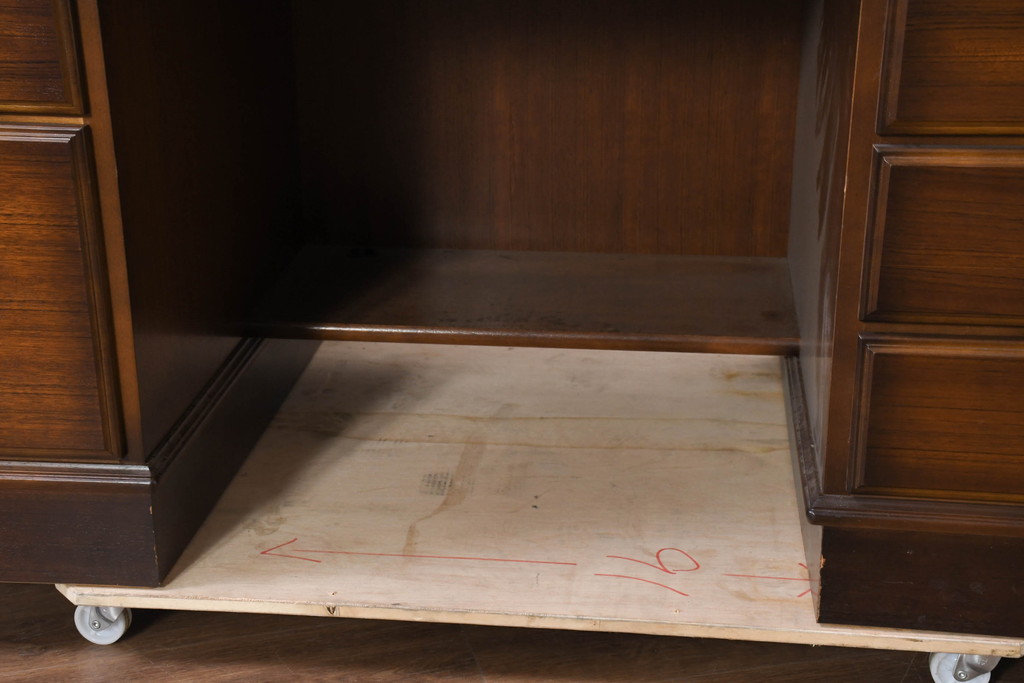中古　美品　カリモク家具(karimoku)　COLONIAL(コロニアル)シリーズ　カントリースタイルのお部屋作りにおすすめのおしゃれな両袖机(在宅ワーク用、在宅用ワークデスク、書斎机)(定価約27万円)(R-081788)