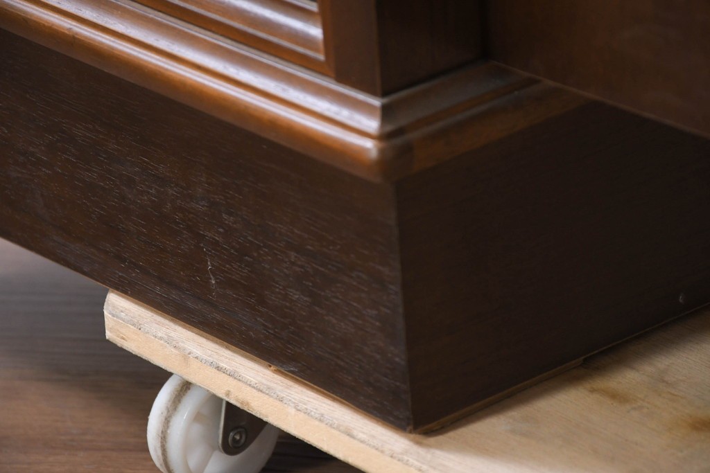 中古　美品　カリモク家具(karimoku)　COLONIAL(コロニアル)シリーズ　カントリースタイルのお部屋作りにおすすめのおしゃれな両袖机(在宅ワーク用、在宅用ワークデスク、書斎机)(定価約27万円)(R-081788)