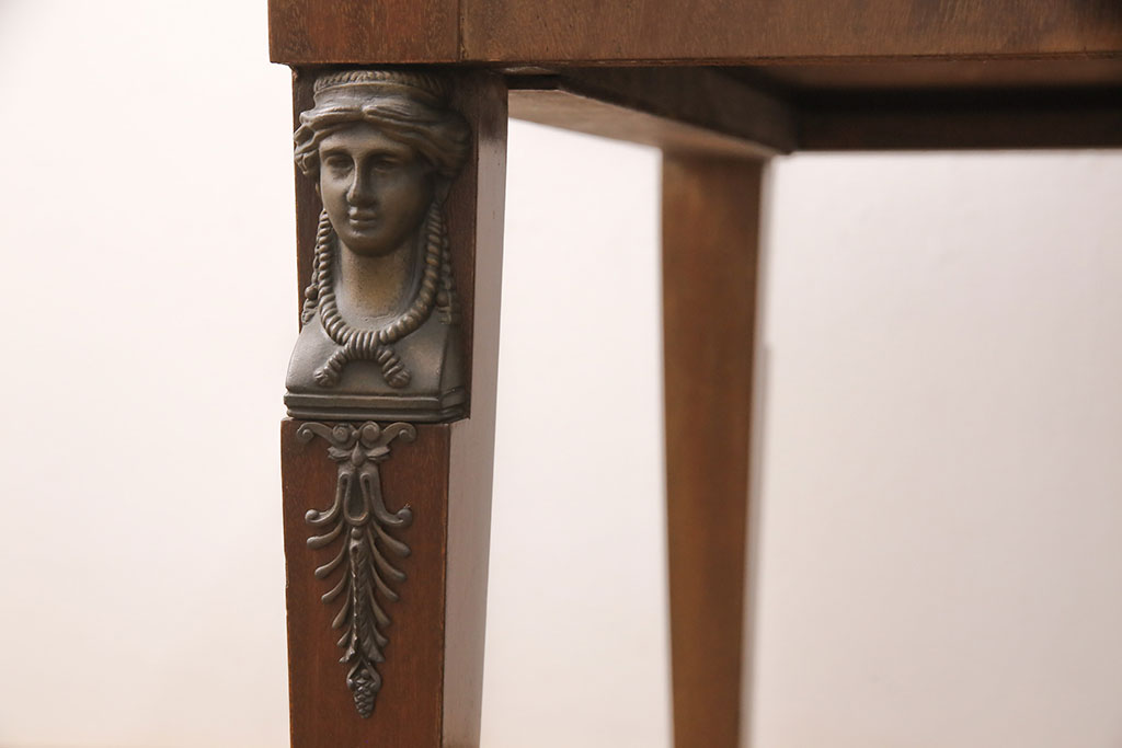 ヨーロッパヴィンテージ　スペイン家具　真鍮の飾り金具が個性あふれる、マホガニー材のレザートップデスク(机、在宅ワーク、在宅用テーブル)(R-051677)