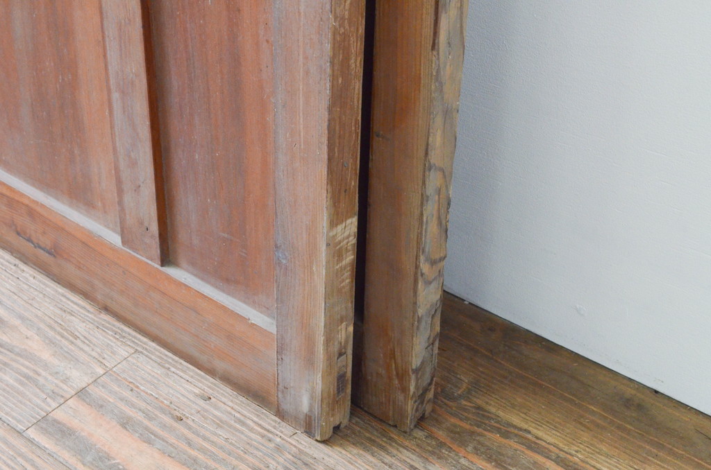 アンティーク建具　経年による古い木味が魅力のマス目(升目)格子のガラス戸2枚セット(引き戸)(R-067348)