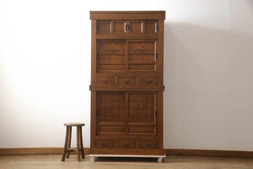 新古品　超美品　中古　楡(ニレ)材　総無垢材　品のある佇まいが魅力の三尺水屋箪笥(重ね箪笥、茶箪笥、戸棚、収納棚、食器棚、キャビネット)(定価約55万円)(R-067438)