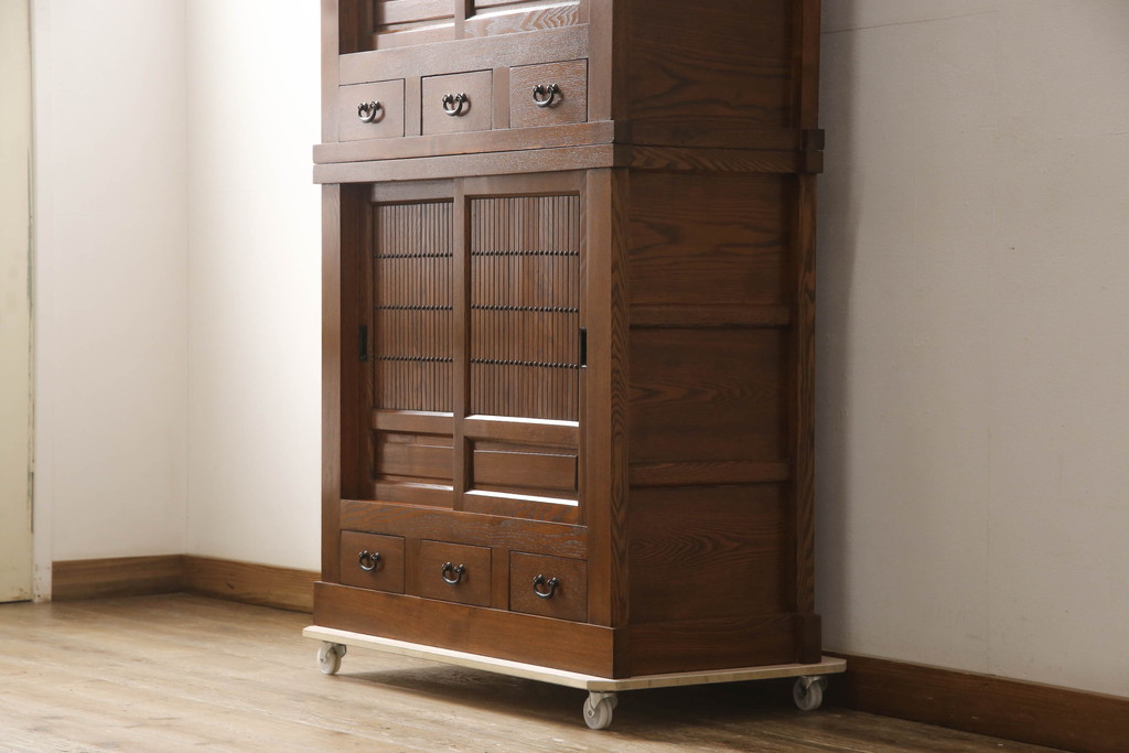 新古品　超美品　中古　楡(ニレ)材　総無垢材　品のある佇まいが魅力の三尺水屋箪笥(重ね箪笥、茶箪笥、戸棚、収納棚、食器棚、キャビネット)(定価約55万円)(R-067438)