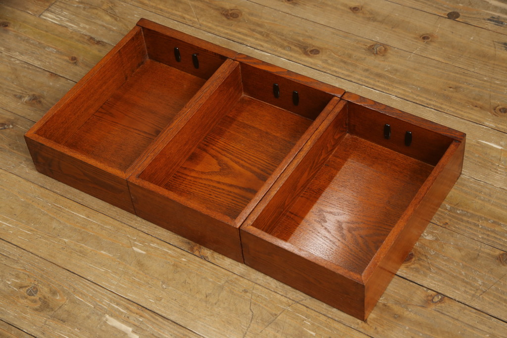 新古品　超美品　中古　楡(ニレ)材　総無垢材　品のある佇まいが魅力の三尺水屋箪笥(重ね箪笥、茶箪笥、戸棚、収納棚、食器棚、キャビネット)(定価約55万円)(R-067438)