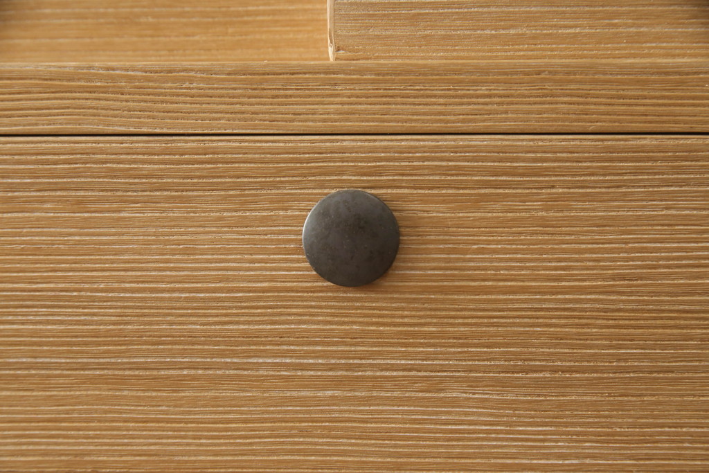 加茂総桐箪笥の見た目を変えずに綺麗にリペア!全体をクリーニング後、元の色を活かし蜜蝋クリアワックスにて仕上げ。(総桐たんす、衣装箪笥、整理タンス、胴厚)