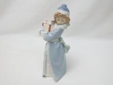 スペイン　リヤドロ　LLADRO　NAO　1985　Christmas Time 少女　フィギュリン(箱なし、陶器人形、置物、オブジェ、クリスマス、女の子、プレゼント)(R-062920)