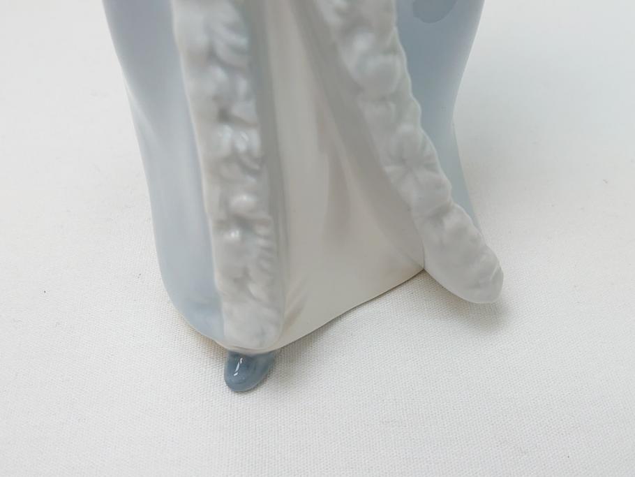 スペイン　リヤドロ　LLADRO　NAO　1985　Christmas Time 少女　フィギュリン(箱なし、陶器人形、置物、オブジェ、クリスマス、女の子、プレゼント)(R-062920)