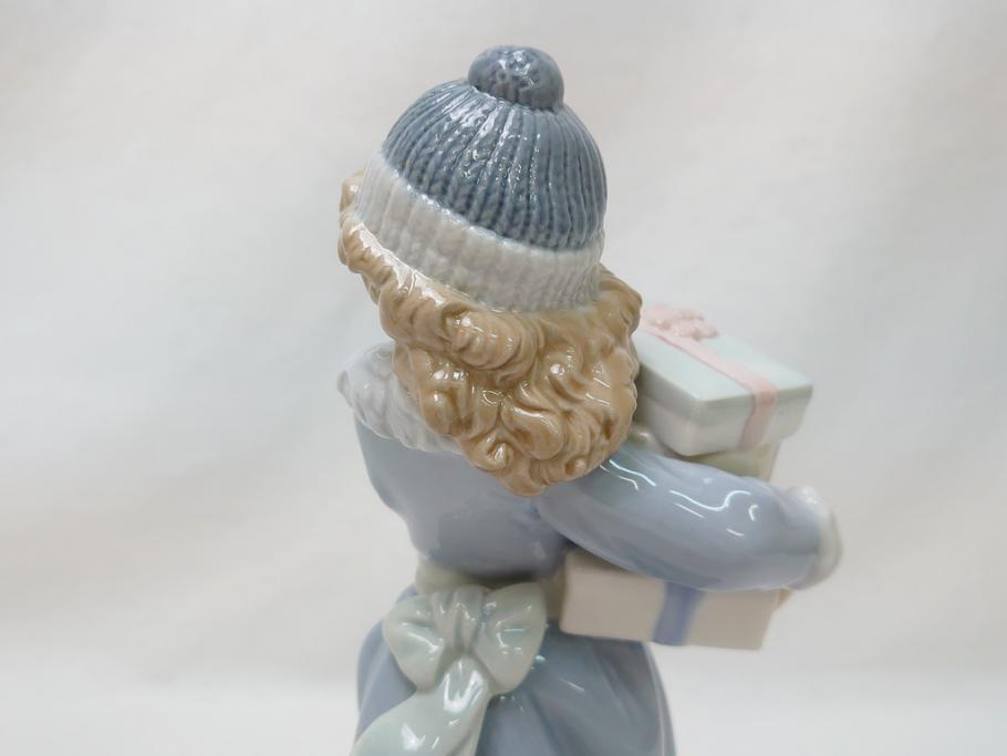 スペイン　リヤドロ　LLADRO　NAO　1985　Christmas Time 少女　フィギュリン(箱なし、陶器人形、置物、オブジェ、クリスマス、女の子、プレゼント)(R-062920)
