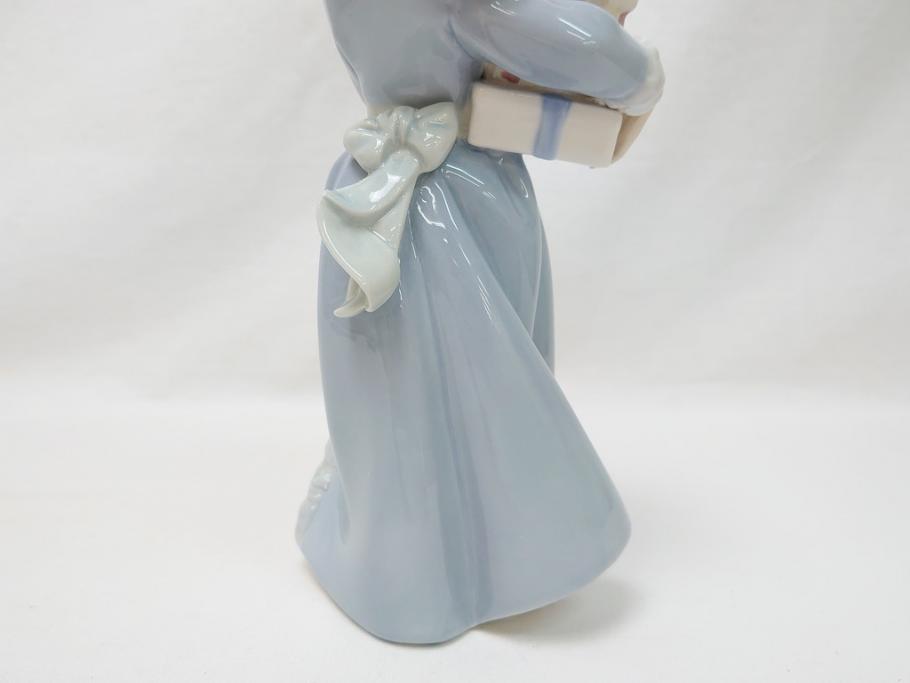 スペイン　リヤドロ　LLADRO　NAO　1985　Christmas Time 少女　フィギュリン(箱なし、陶器人形、置物、オブジェ、クリスマス、女の子、プレゼント)(R-062920)