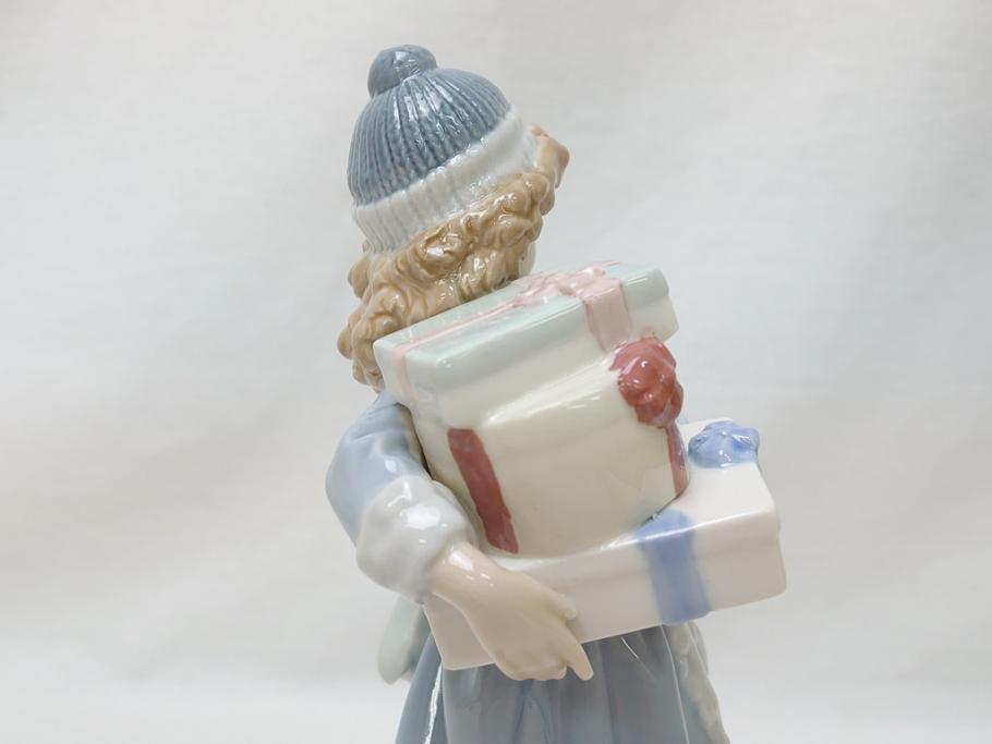 スペイン　リヤドロ　LLADRO　NAO　1985　Christmas Time 少女　フィギュリン(箱なし、陶器人形、置物、オブジェ、クリスマス、女の子、プレゼント)(R-062920)