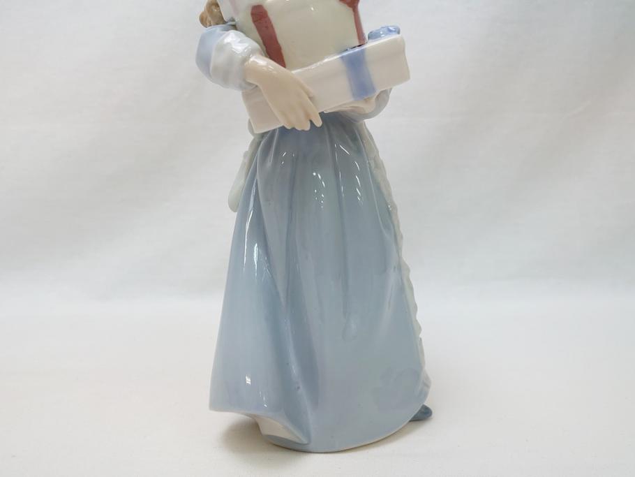 スペイン　リヤドロ　LLADRO　NAO　1985　Christmas Time 少女　フィギュリン(箱なし、陶器人形、置物、オブジェ、クリスマス、女の子、プレゼント)(R-062920)