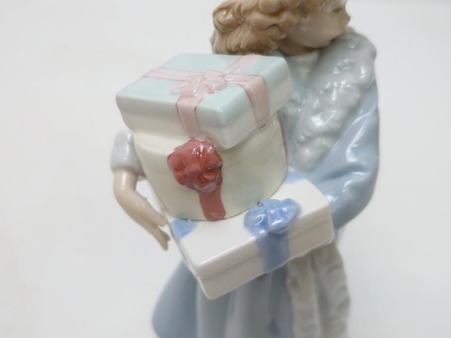 スペイン　リヤドロ　LLADRO　NAO　1985　Christmas Time 少女　フィギュリン(箱なし、陶器人形、置物、オブジェ、クリスマス、女の子、プレゼント)(R-062920)