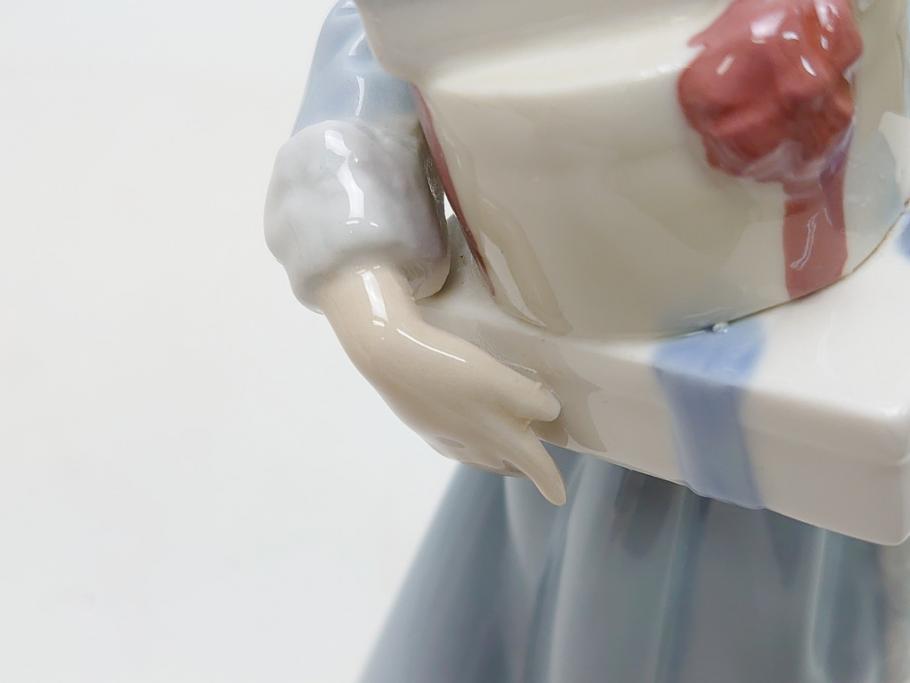 スペイン　リヤドロ　LLADRO　NAO　1985　Christmas Time 少女　フィギュリン(箱なし、陶器人形、置物、オブジェ、クリスマス、女の子、プレゼント)(R-062920)