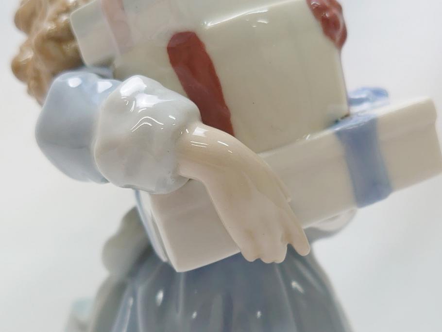 スペイン　リヤドロ　LLADRO　NAO　1985　Christmas Time 少女　フィギュリン(箱なし、陶器人形、置物、オブジェ、クリスマス、女の子、プレゼント)(R-062920)