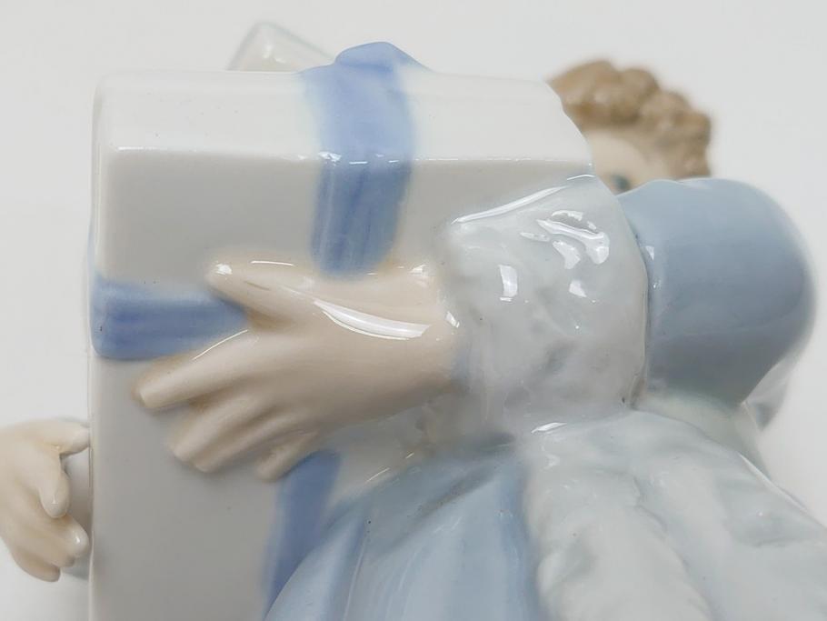 スペイン　リヤドロ　LLADRO　NAO　1985　Christmas Time 少女　フィギュリン(箱なし、陶器人形、置物、オブジェ、クリスマス、女の子、プレゼント)(R-062920)