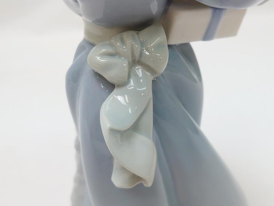 スペイン　リヤドロ　LLADRO　NAO　1985　Christmas Time 少女　フィギュリン(箱なし、陶器人形、置物、オブジェ、クリスマス、女の子、プレゼント)(R-062920)