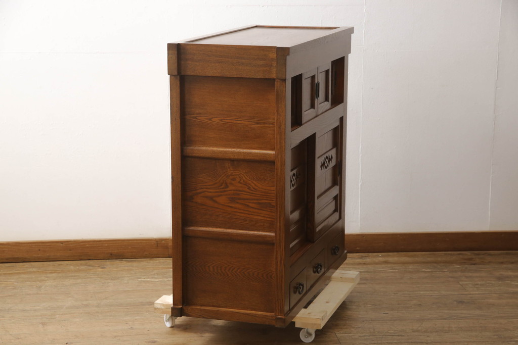 新古品　超美品　中古　楡(ニレ)材　総無垢材　品のある佇まいが魅力の水屋箪笥サイドボード(サイドキャビネット、茶箪笥、戸棚、収納棚)(R-067439)