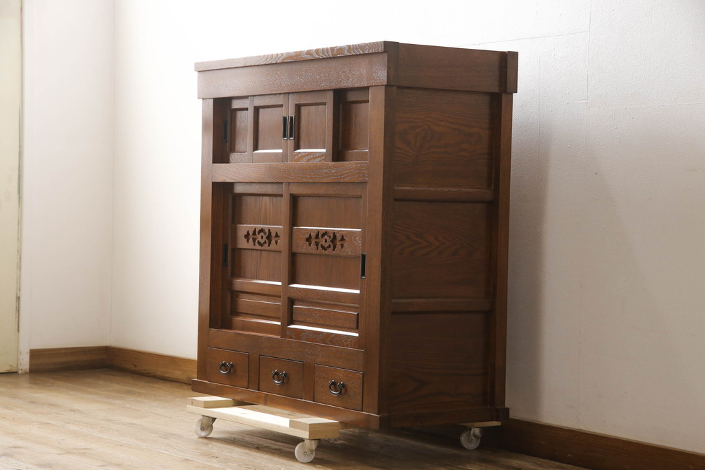 新古品　超美品　中古　楡(ニレ)材　総無垢材　品のある佇まいが魅力の水屋箪笥サイドボード(サイドキャビネット、茶箪笥、戸棚、収納棚)(R-067439)
