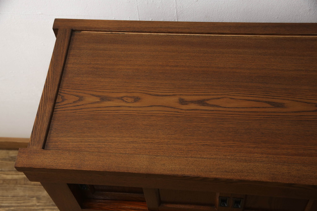 新古品　超美品　中古　楡(ニレ)材　総無垢材　品のある佇まいが魅力の水屋箪笥サイドボード(サイドキャビネット、茶箪笥、戸棚、収納棚)(R-067439)