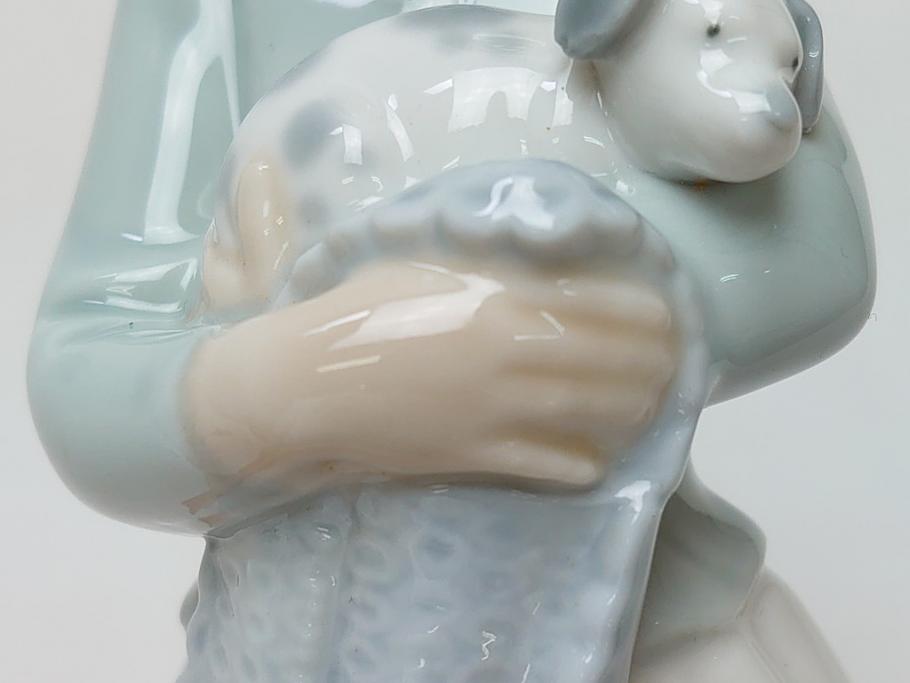  	スペイン　リヤドロ　LLADRO　NAO　Girl With Puppy(子犬を抱く少女)　フィギュリン(箱なし、陶器人形、置物、オブジェ、女の子、犬)(R-062951)