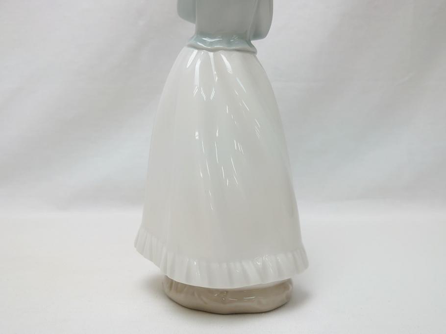 スペイン リヤドロ LLADRO NAO Girl With Puppy(子犬を抱く少女