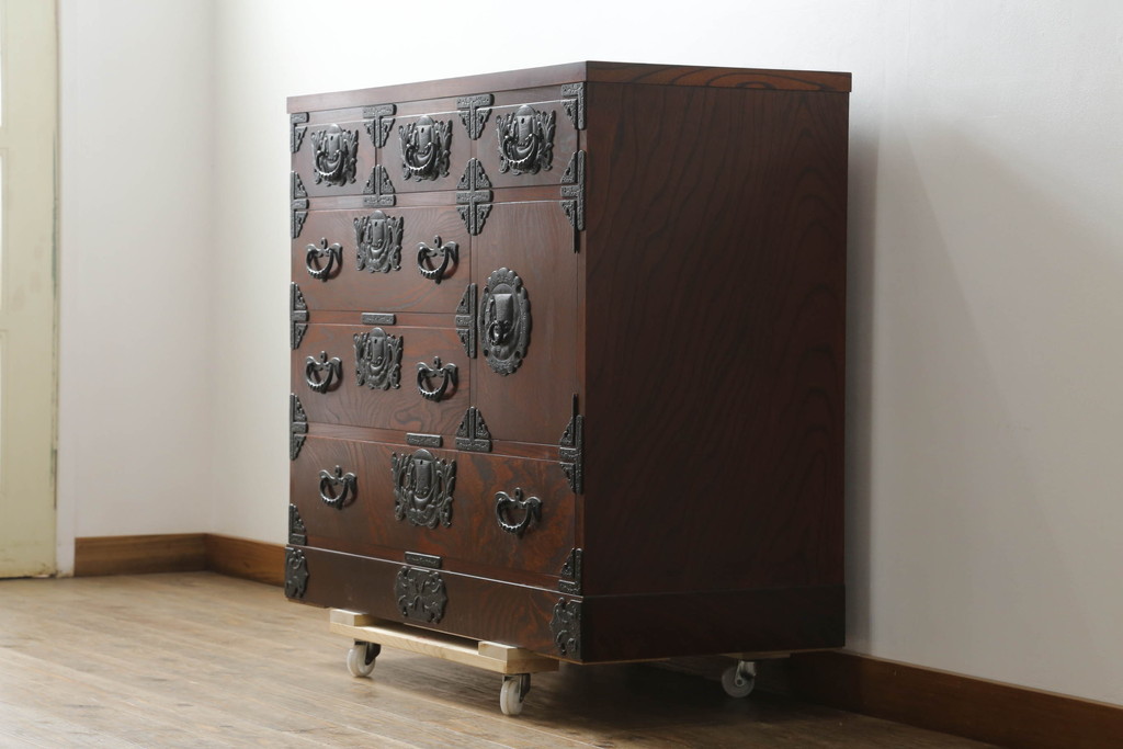 中古　美品　岩谷堂箪笥　力強い木目と重厚感のある金具が目を惹く和箪笥(引き出し、サイドボード、サイドチェスト、収納箪笥、衣装箪笥、整理箪笥)(R-075410)