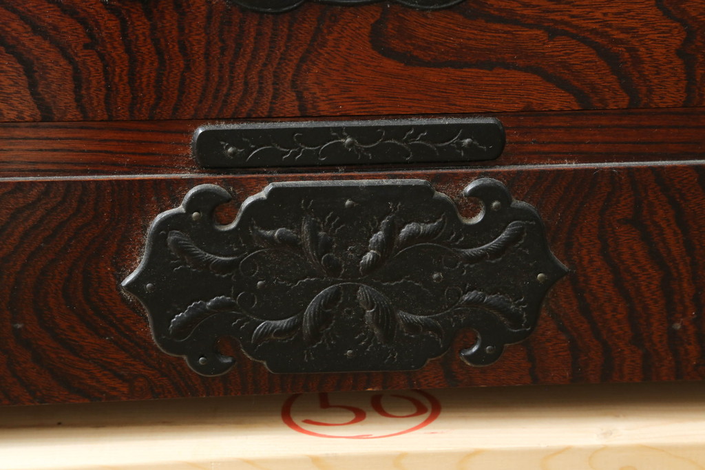 中古　美品　岩谷堂箪笥　力強い木目と重厚感のある金具が目を惹く和箪笥(引き出し、サイドボード、サイドチェスト、収納箪笥、衣装箪笥、整理箪笥)(R-075410)