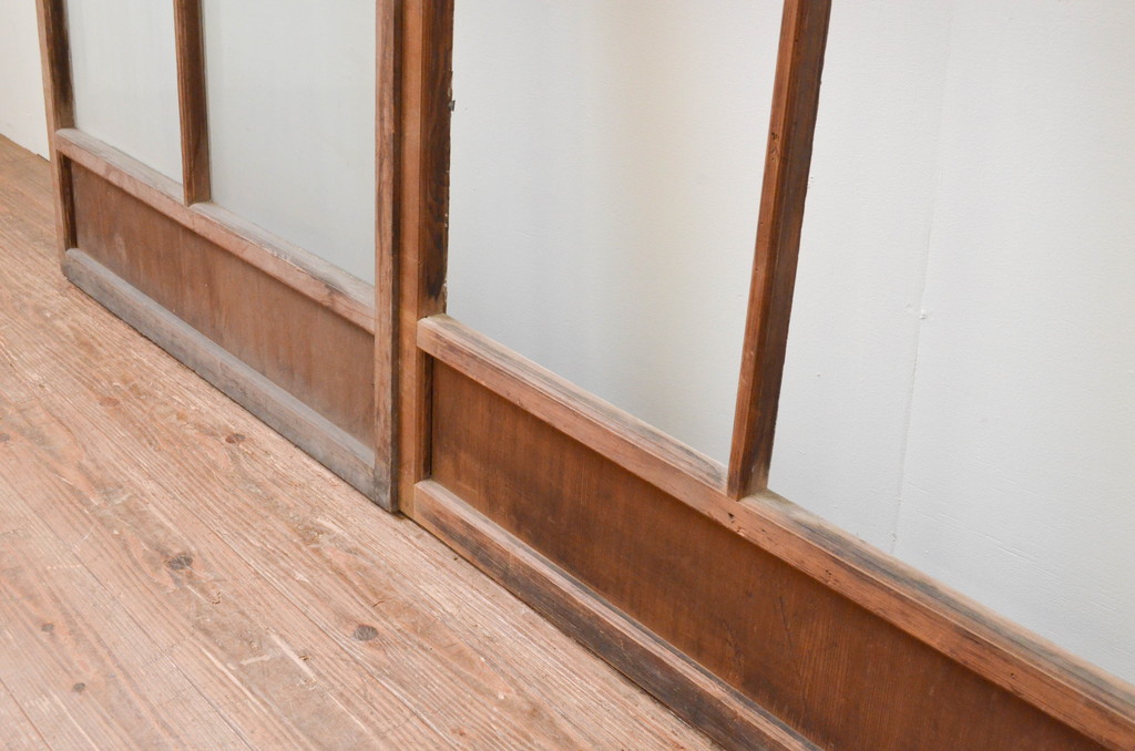 アンティーク建具　経年を感じさせる古い木味が魅力のガラス戸2枚セット(引き戸)(R-067358)