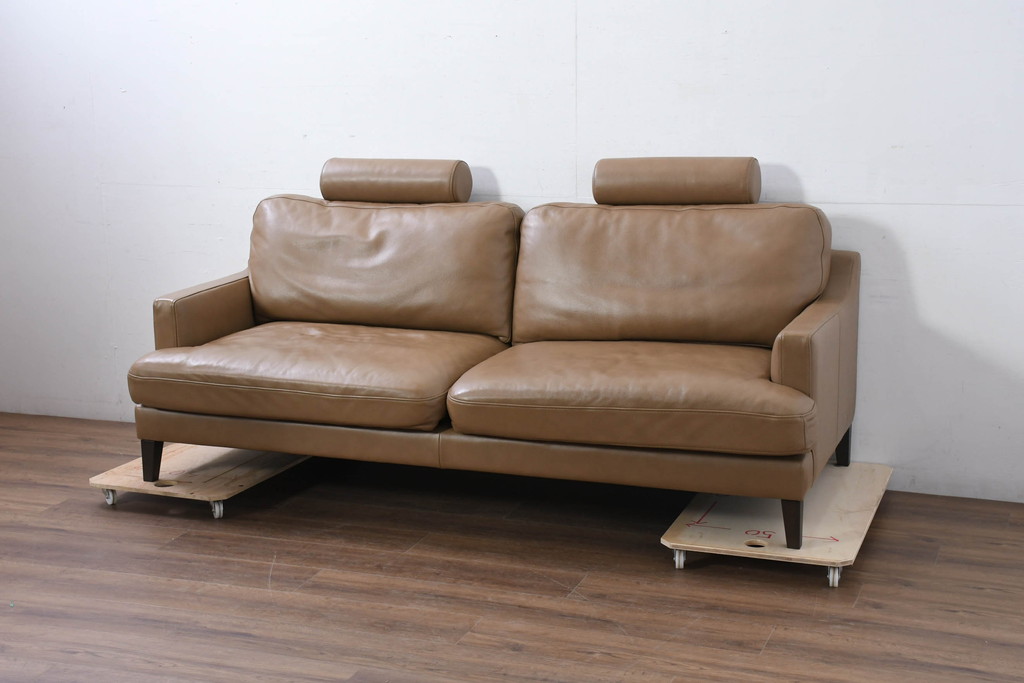 中古　超美品　北海道　NeoDesign(ネオデザイン)　EMMET(エメット)　本革　取り外し可能なヘッドレスト付き　洗練されたデザインが素敵な2.5Pソファ(2.5人掛けソファ、2人掛けソファ、2P、アームソファ、レザー、店舗什器)(定価約45万円)(R-081812)