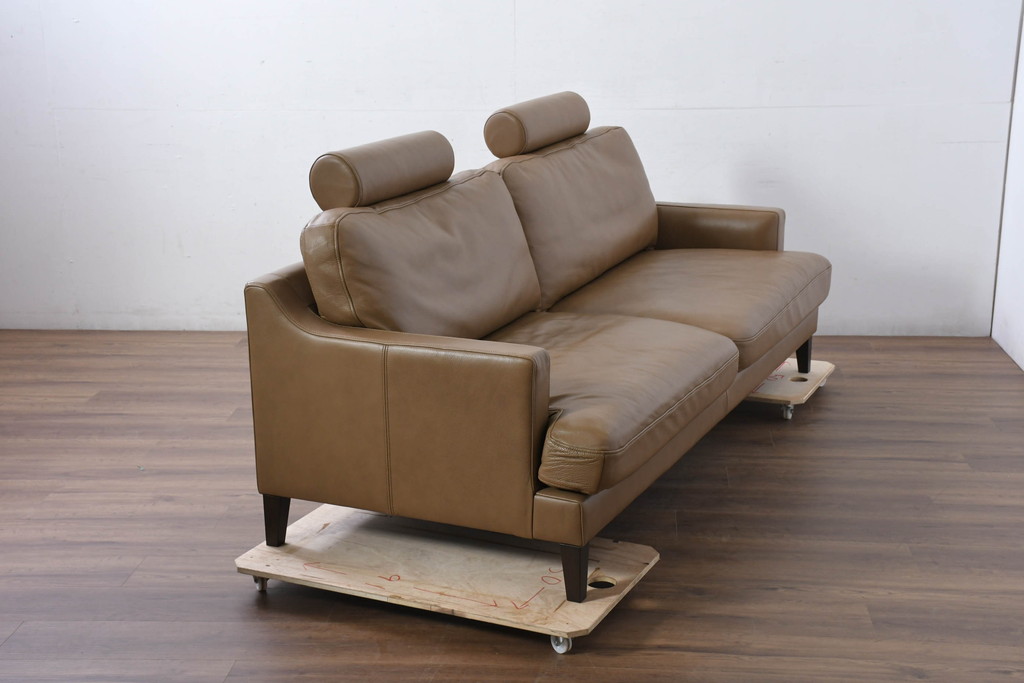 中古　超美品　北海道　NeoDesign(ネオデザイン)　EMMET(エメット)　本革　取り外し可能なヘッドレスト付き　洗練されたデザインが素敵な2.5Pソファ(2.5人掛けソファ、2人掛けソファ、2P、アームソファ、レザー、店舗什器)(定価約45万円)(R-081812)