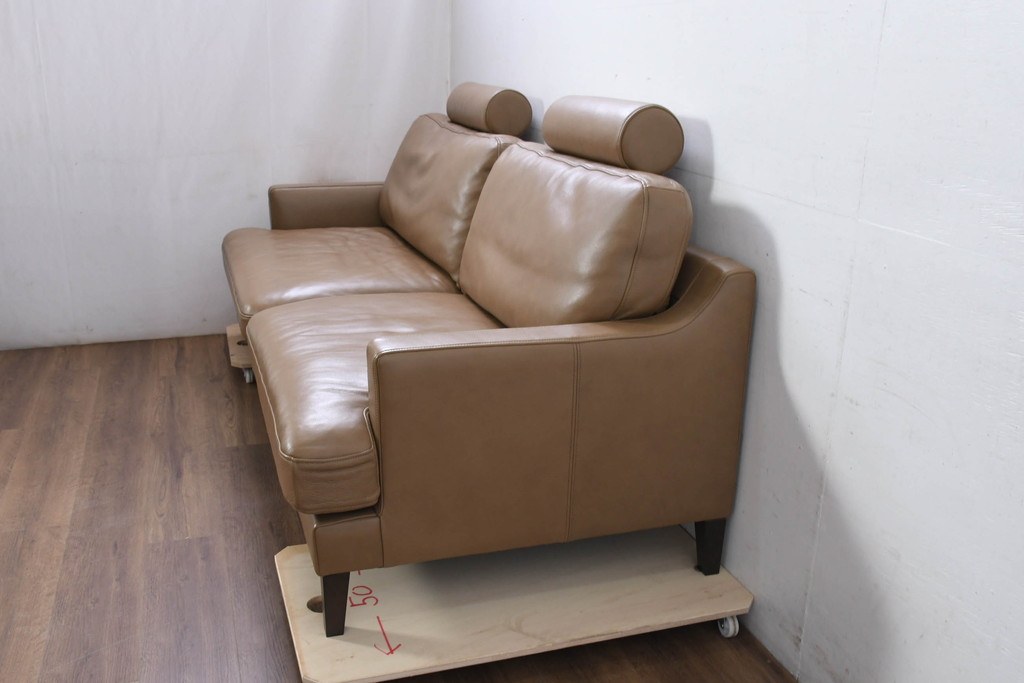 中古　超美品　北海道　NeoDesign(ネオデザイン)　EMMET(エメット)　本革　取り外し可能なヘッドレスト付き　洗練されたデザインが素敵な2.5Pソファ(2.5人掛けソファ、2人掛けソファ、2P、アームソファ、レザー、店舗什器)(定価約45万円)(R-081812)