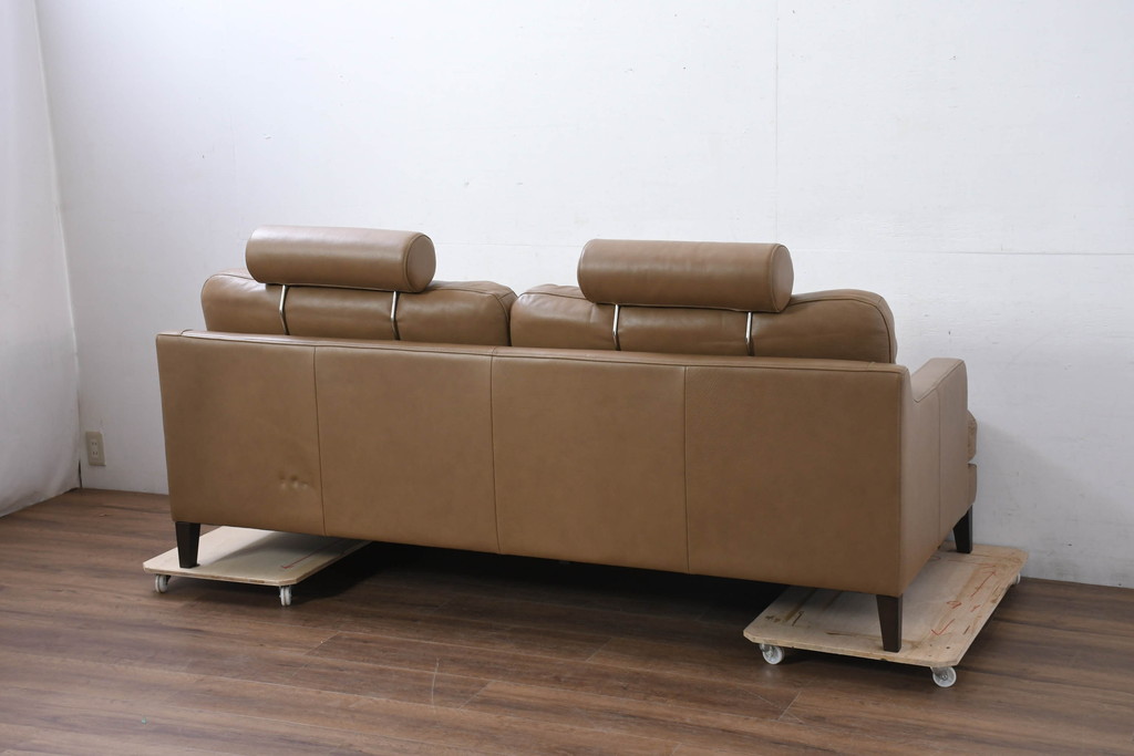 中古　超美品　北海道　NeoDesign(ネオデザイン)　EMMET(エメット)　本革　取り外し可能なヘッドレスト付き　洗練されたデザインが素敵な2.5Pソファ(2.5人掛けソファ、2人掛けソファ、2P、アームソファ、レザー、店舗什器)(定価約45万円)(R-081812)