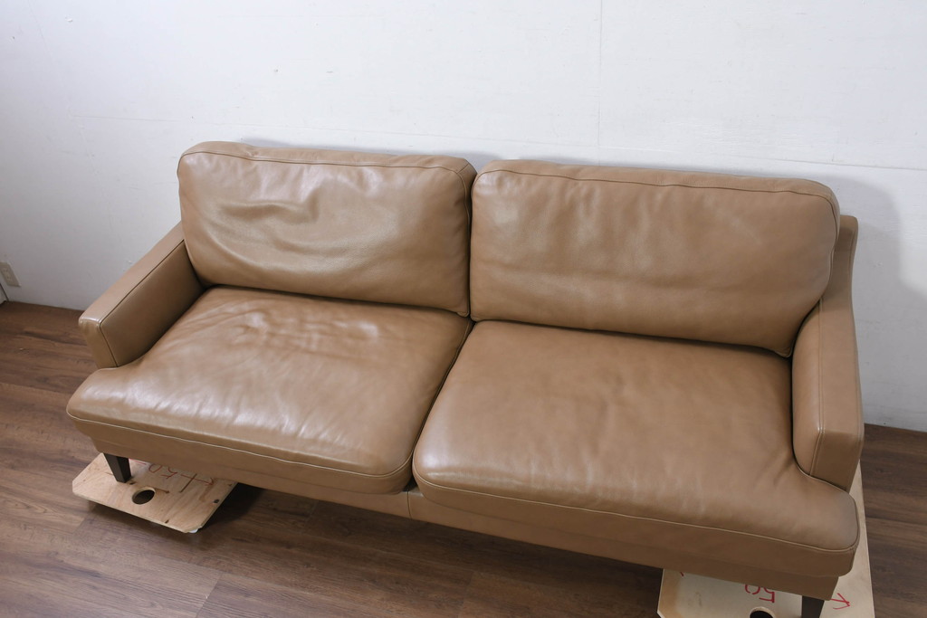 中古　超美品　北海道　NeoDesign(ネオデザイン)　EMMET(エメット)　本革　取り外し可能なヘッドレスト付き　洗練されたデザインが素敵な2.5Pソファ(2.5人掛けソファ、2人掛けソファ、2P、アームソファ、レザー、店舗什器)(定価約45万円)(R-081812)
