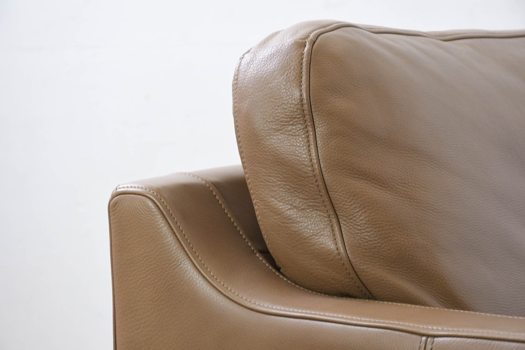 中古　超美品　北海道　NeoDesign(ネオデザイン)　EMMET(エメット)　本革　取り外し可能なヘッドレスト付き　洗練されたデザインが素敵な2.5Pソファ(2.5人掛けソファ、2人掛けソファ、2P、アームソファ、レザー、店舗什器)(定価約45万円)(R-081812)
