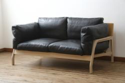 中古　超美品　Cassina(カッシーナ)　ELORO(エローロ)　FY革　本革　洗練されたモダンデザインが格好いい!!メンズライクな空間を演出する2人掛けソファ(2P、二人掛け、クッションソファ、レザーソファ、アームソファ)(定価約170万円)(R-062160)