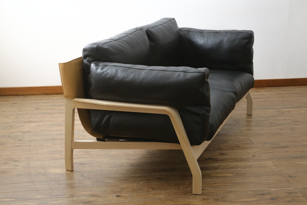 中古　超美品　Cassina(カッシーナ)　ELORO(エローロ)　FY革　本革　洗練されたモダンデザインが格好いい!!メンズライクな空間を演出する2人掛けソファ(2P、二人掛け、クッションソファ、レザーソファ、アームソファ)(定価約170万円)(R-062160)