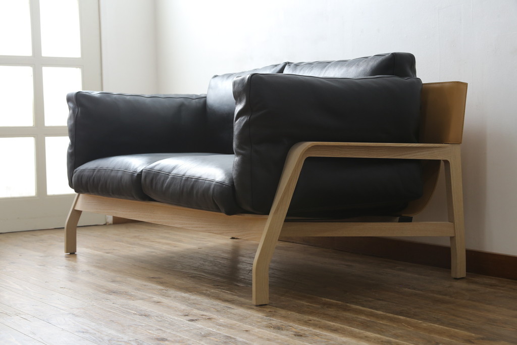 中古　超美品　Cassina(カッシーナ)　ELORO(エローロ)　FY革　本革　洗練されたモダンデザインが格好いい!!メンズライクな空間を演出する2人掛けソファ(2P、二人掛け、クッションソファ、レザーソファ、アームソファ)(定価約170万円)(R-062160)