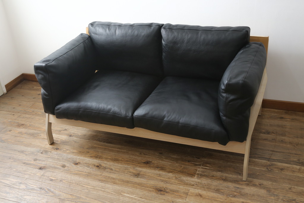 中古　超美品　Cassina(カッシーナ)　ELORO(エローロ)　FY革　本革　洗練されたモダンデザインが格好いい!!メンズライクな空間を演出する2人掛けソファ(2P、二人掛け、クッションソファ、レザーソファ、アームソファ)(定価約170万円)(R-062160)